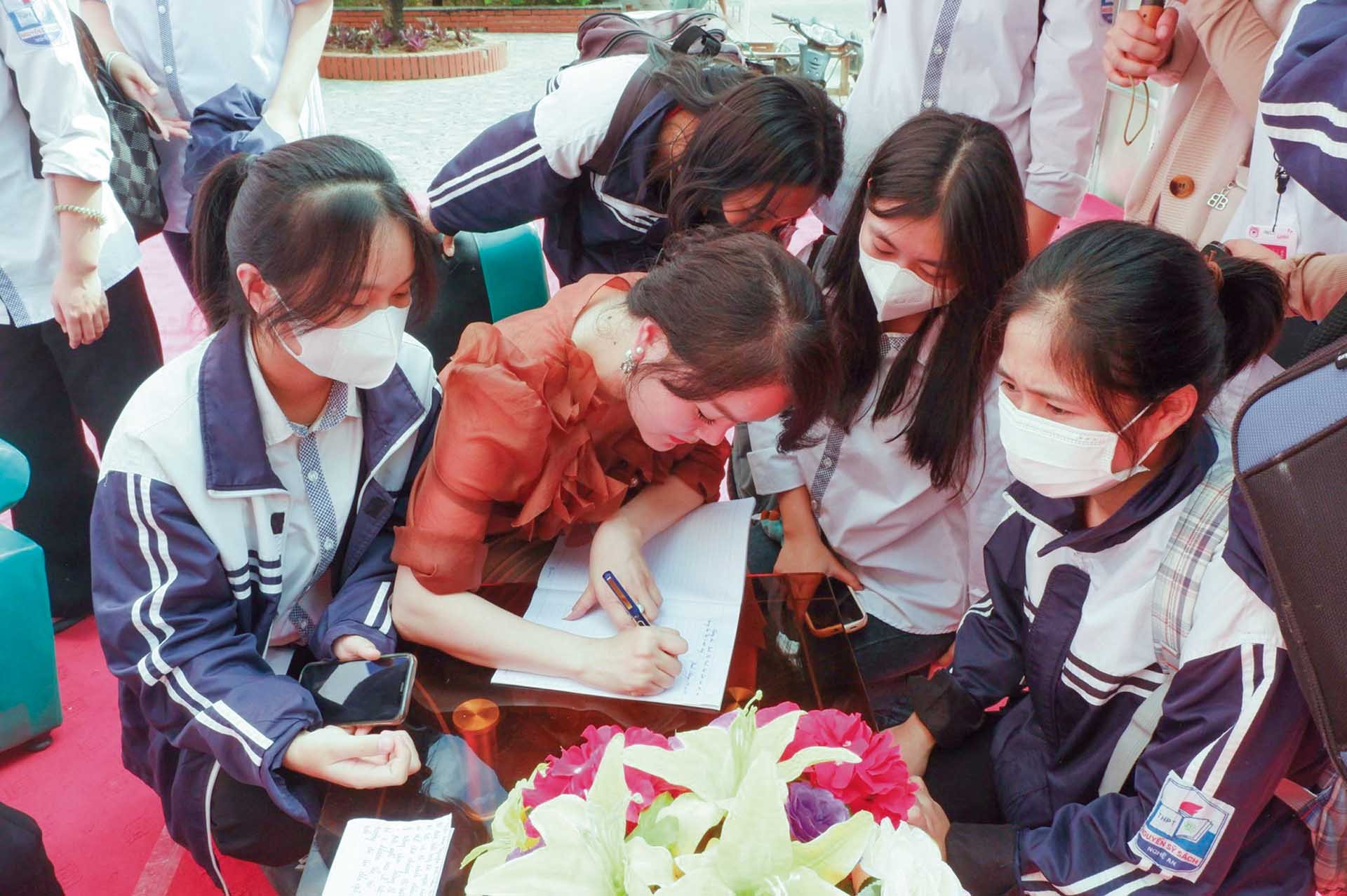 Khám phá thế giới để tìm ra chính mình Khám phá thế giới để tìm ra chính mình