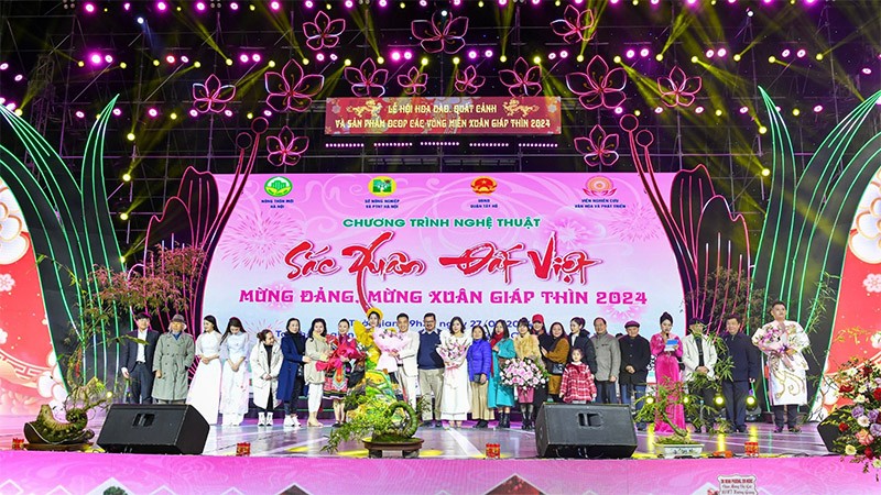 NSƯT Hương Giang cùng Nhà báo Vương Xuân Nguyên tại liveshow “Sắc xuân đất Việt 2024”.