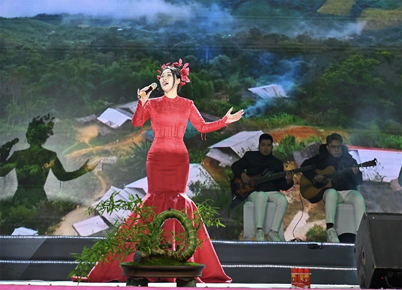 NSƯT Hương Giang biểu diễn tại Chương trình Nghệ thuật “Sắc xuân đất Việt”.