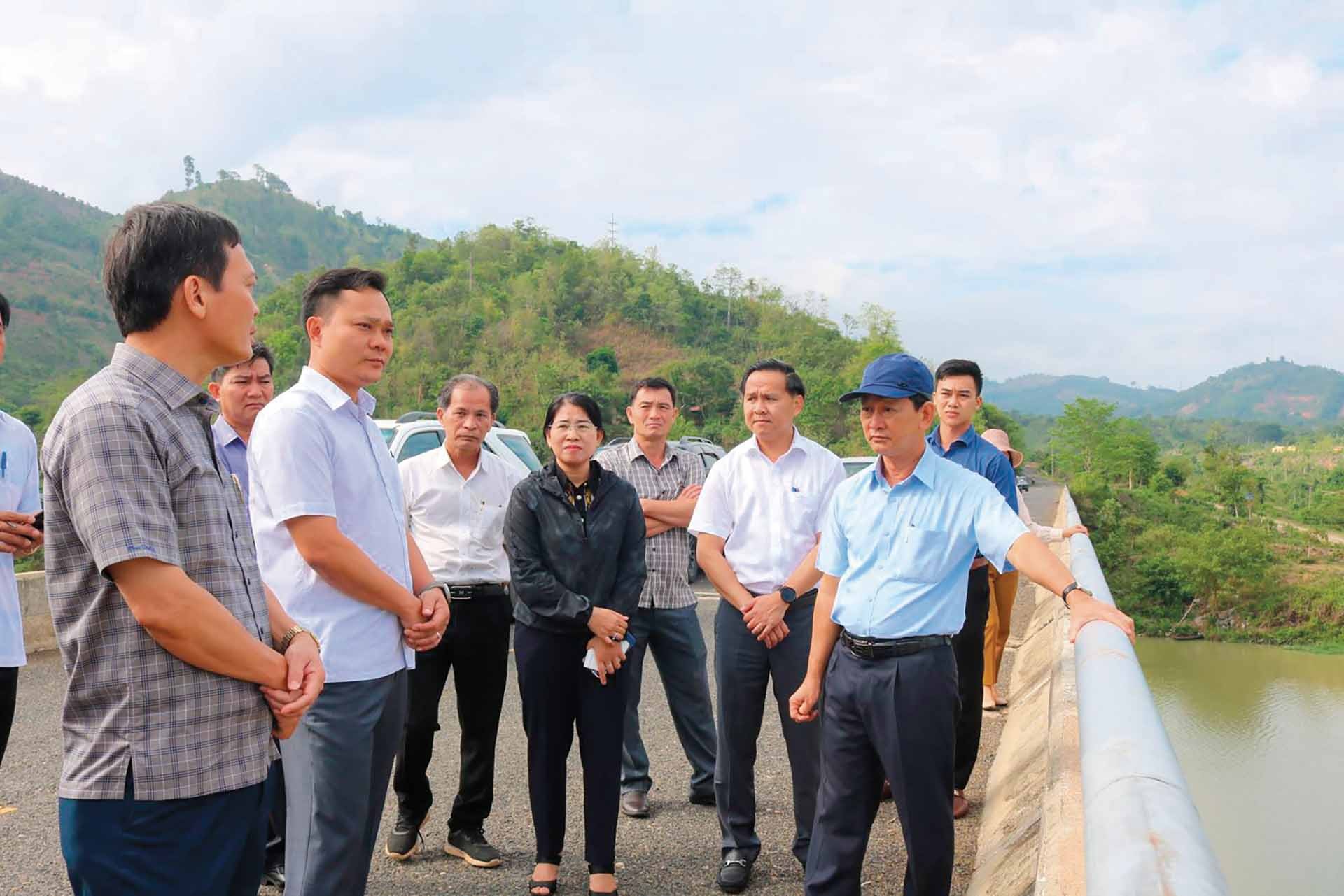 Bí thư Tỉnh ủy Kon Tum Dương Văn Trang và Bí thư Huyện ủy Trương Thị Linh khảo sát hệ thống giao thông huyện Ia H’Drai. (Ảnh: N.K.H)