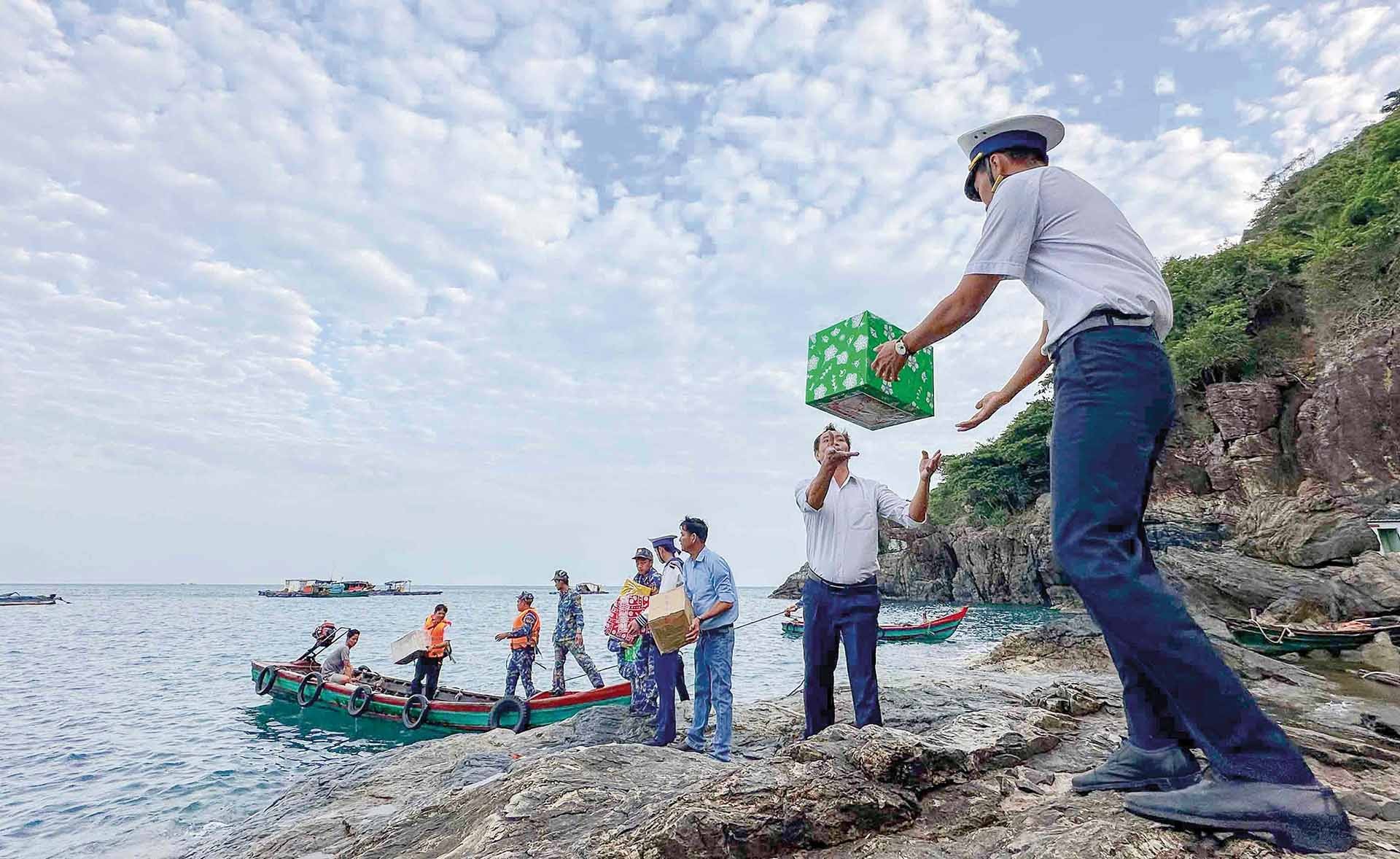 Chở Tết ra đảo