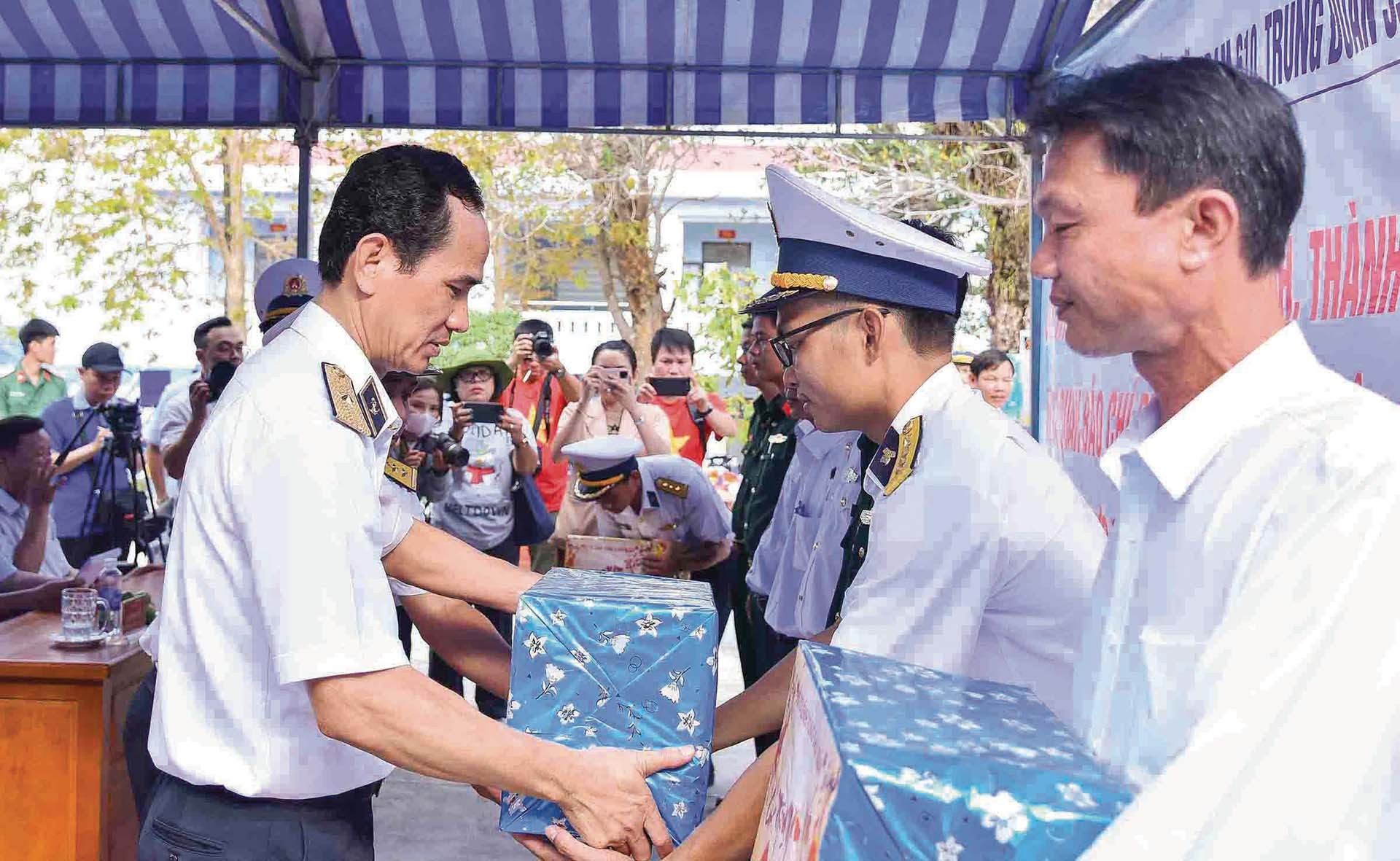 Chở Tết ra đảo