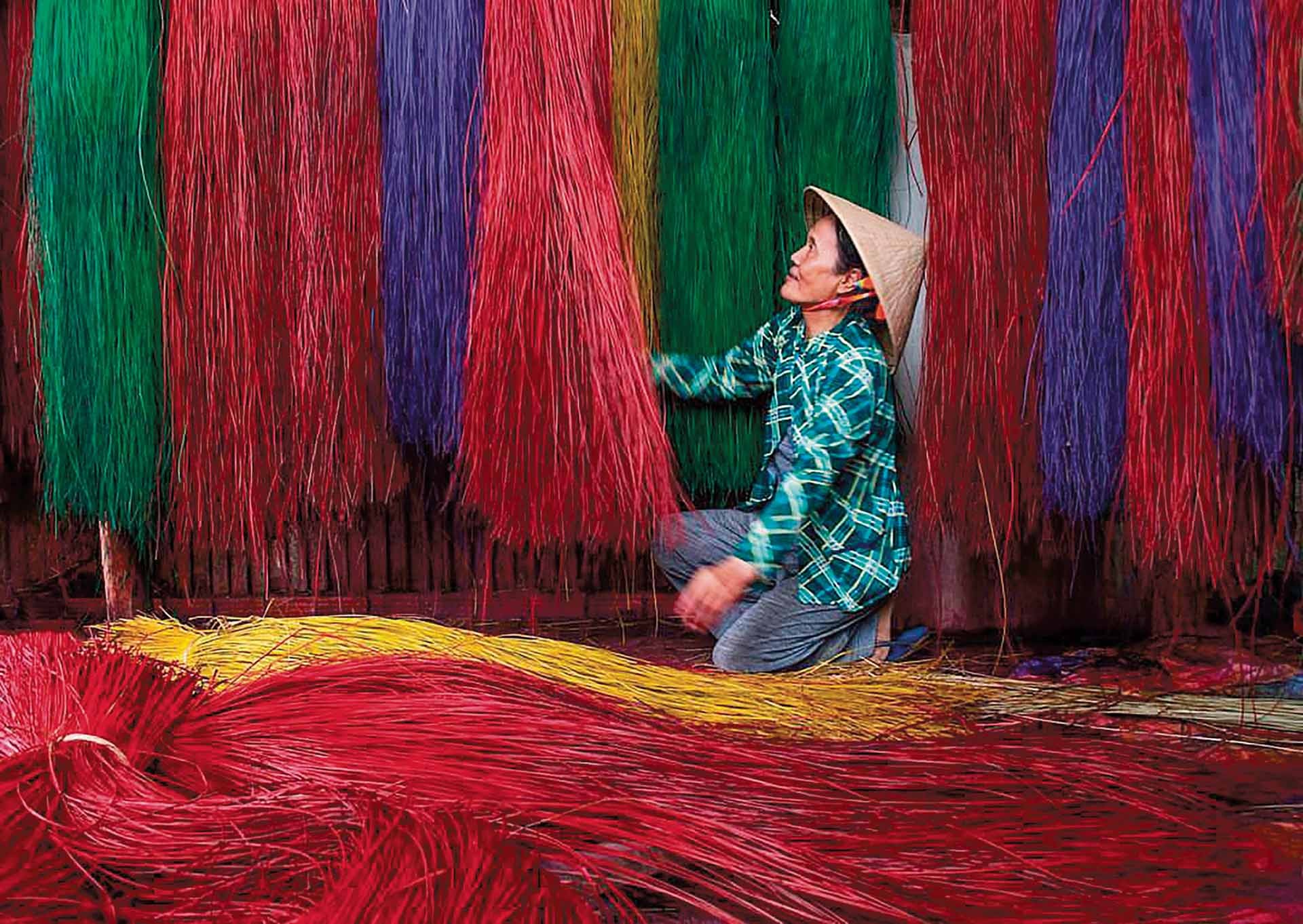 Nghề chiếu Định Yên đã được được Bộ Văn hóa Thể thao và Du lịch công nhận di sản văn hóa phi vật thể quốc gia. Đây là điều kiện thuận lợi để thương hiệu làng nghề chiếu Định Yên ngày càng được nhân dân mọi nơi biết đến. (Ảnh: thamhiemmekong.com)