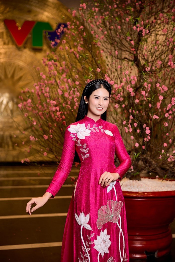 Ghi hình chương trình Tết 2024: Dàn nữ diễn viên truyền hình chọn áo dài sắc Xuân do Hoa hậu Ngọc Hân thiết kết