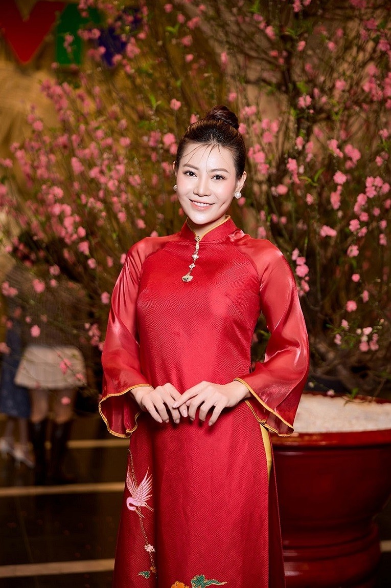 Ghi hình chương trình Tết 2024: Dàn nữ diễn viên truyền hình chọn áo dài sắc Xuân do Hoa hậu Ngọc Hân thiết kết