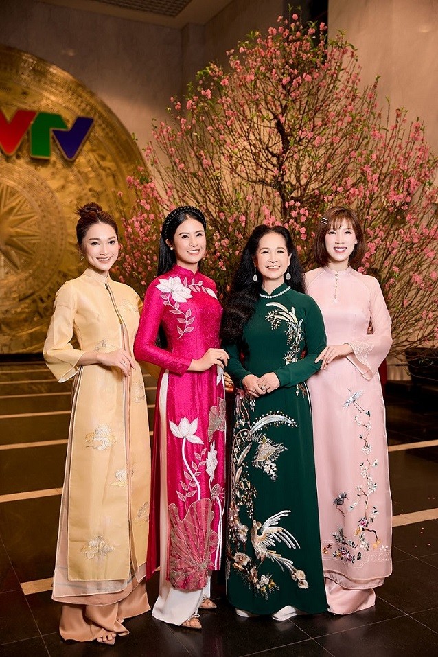 Ghi hình chương trình Tết 2024: Dàn nữ diễn viên truyền hình chọn áo dài sắc Xuân do Hoa hậu Ngọc Hân thiết kết