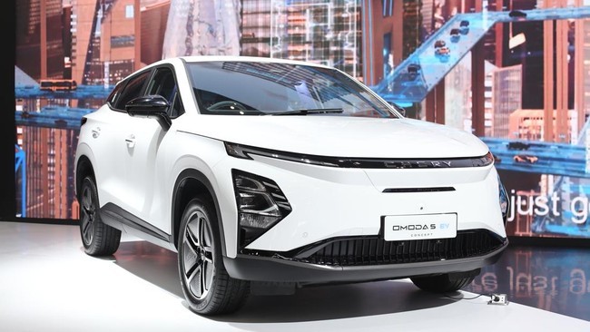 Mẫu OMODA E5 của hãng Chery được bán trên thị trường Indonesia với giá 498,8 triệu rupiah (31.800 USD). Mẫu xe mới này được đánh giá là biểu tượng cho sự kết hợp giữa đổi mới công nghệ, thiết kế tương lai và nhận thức về bảo vệ môi trường sinh thái. (Nguồn: Chery) Mẫu OMODA E5 của hãng Chery được bán trên thị trường Indonesia với giá 498,8 triệu rupiah (31.800 USD). Mẫu xe mới này được đánh giá là biểu tượng cho sự kết hợp giữa đổi mới công nghệ, thiết kế tương lai và nhận thức về bảo vệ môi trường sinh thái. (Nguồn: Chery)