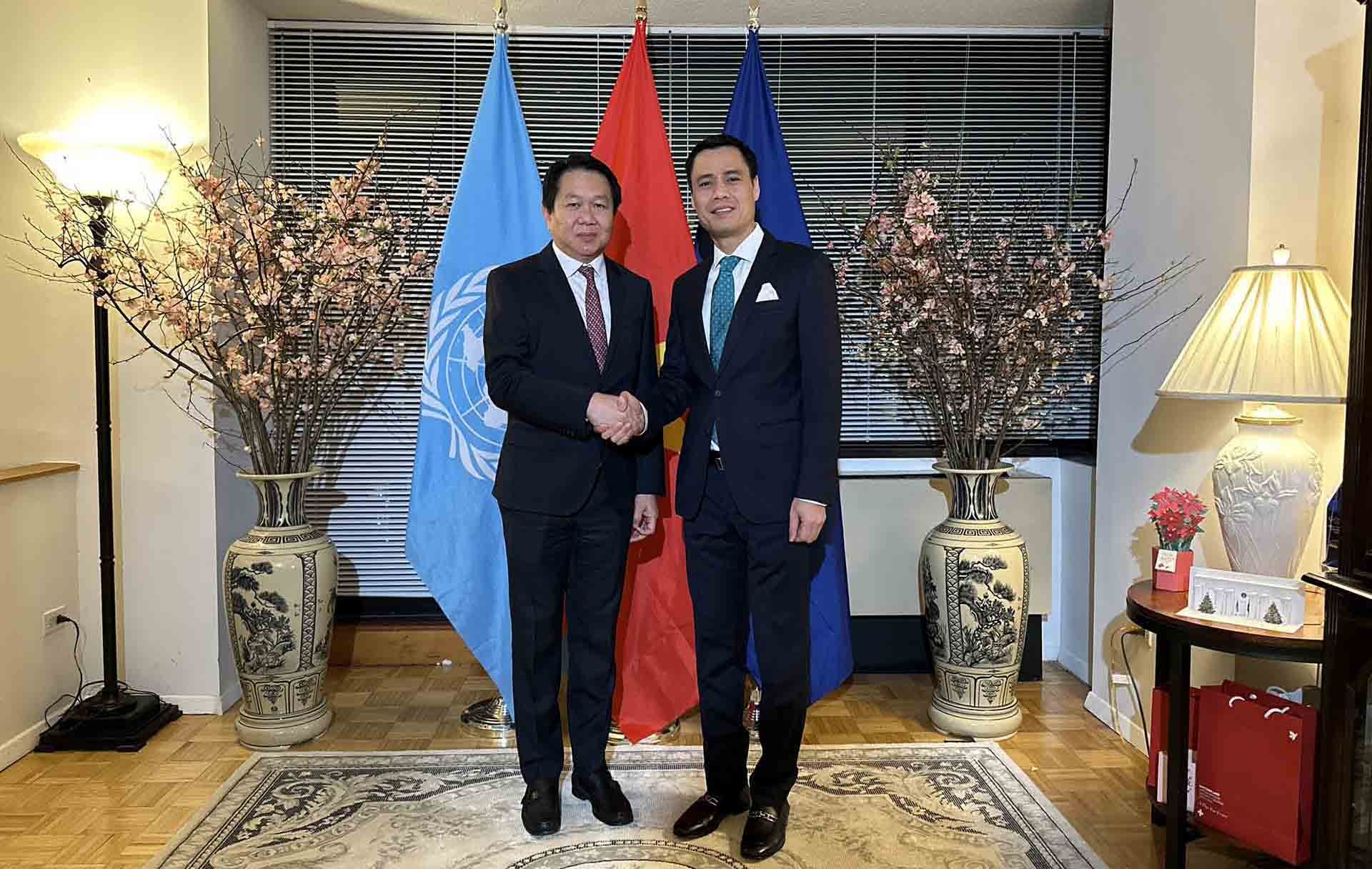 Đại sứ Đặng Hoàng Giang và Đại sứ Lào Anouparb Vongnorkeo.