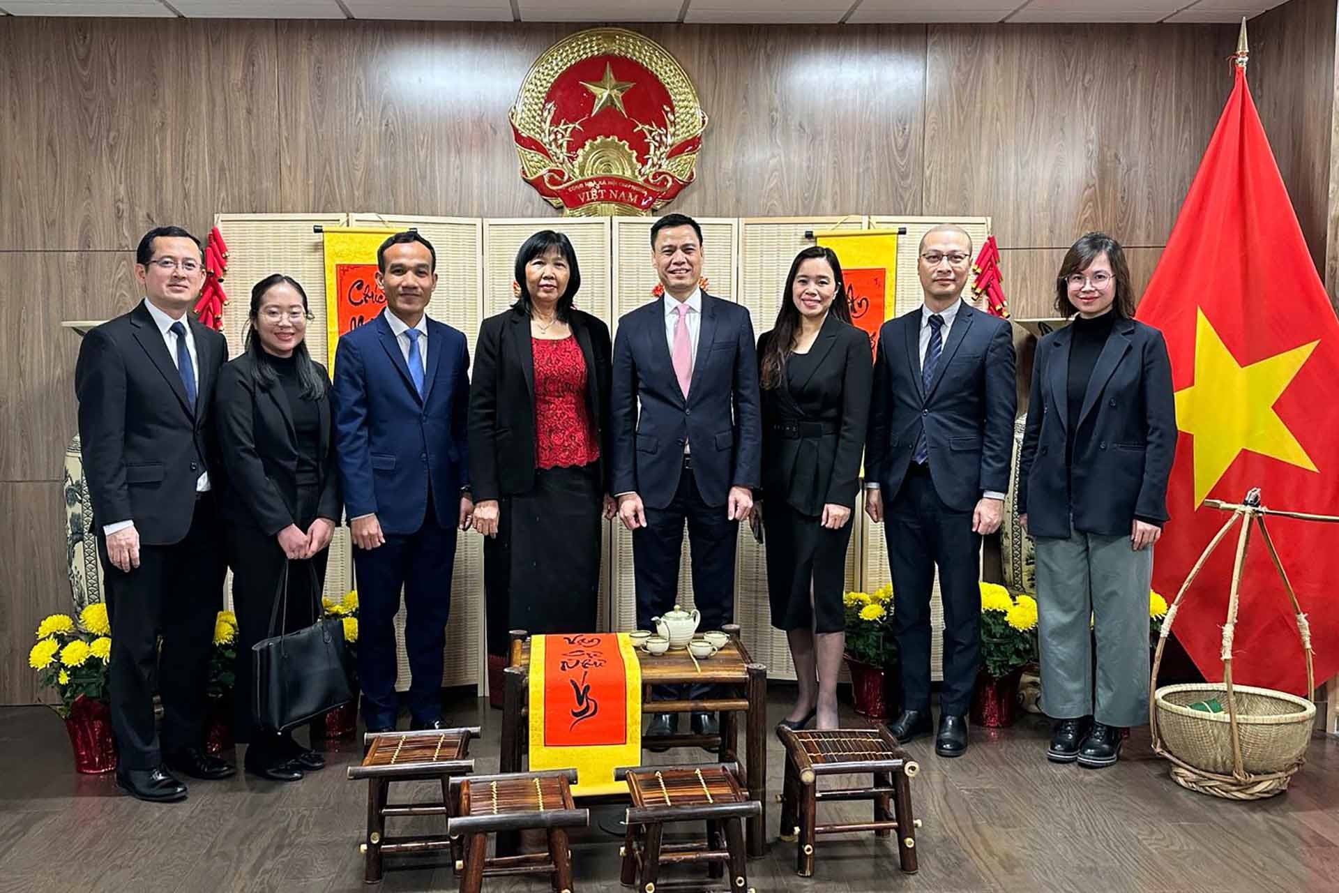 Đại sứ Đặng Hoàng Giang và Đại sứ Campuchia Sophea Eat cùng các cán bộ chủ chốt của hai Phái đoàn.