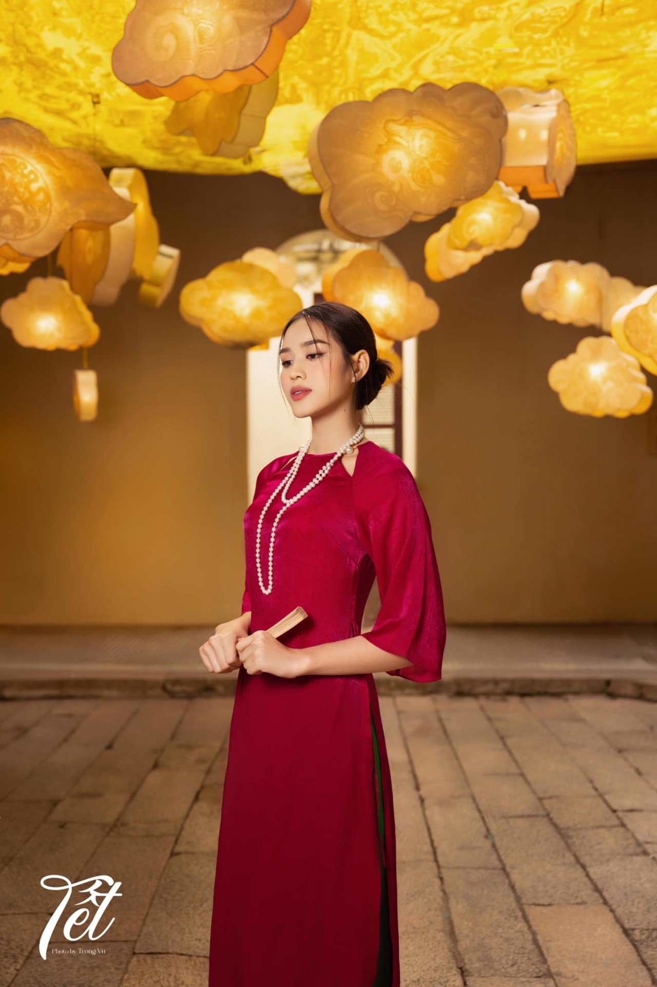 Hoa hậu Đỗ Thị Hà hóa nàng Xuân trong tà áo dài