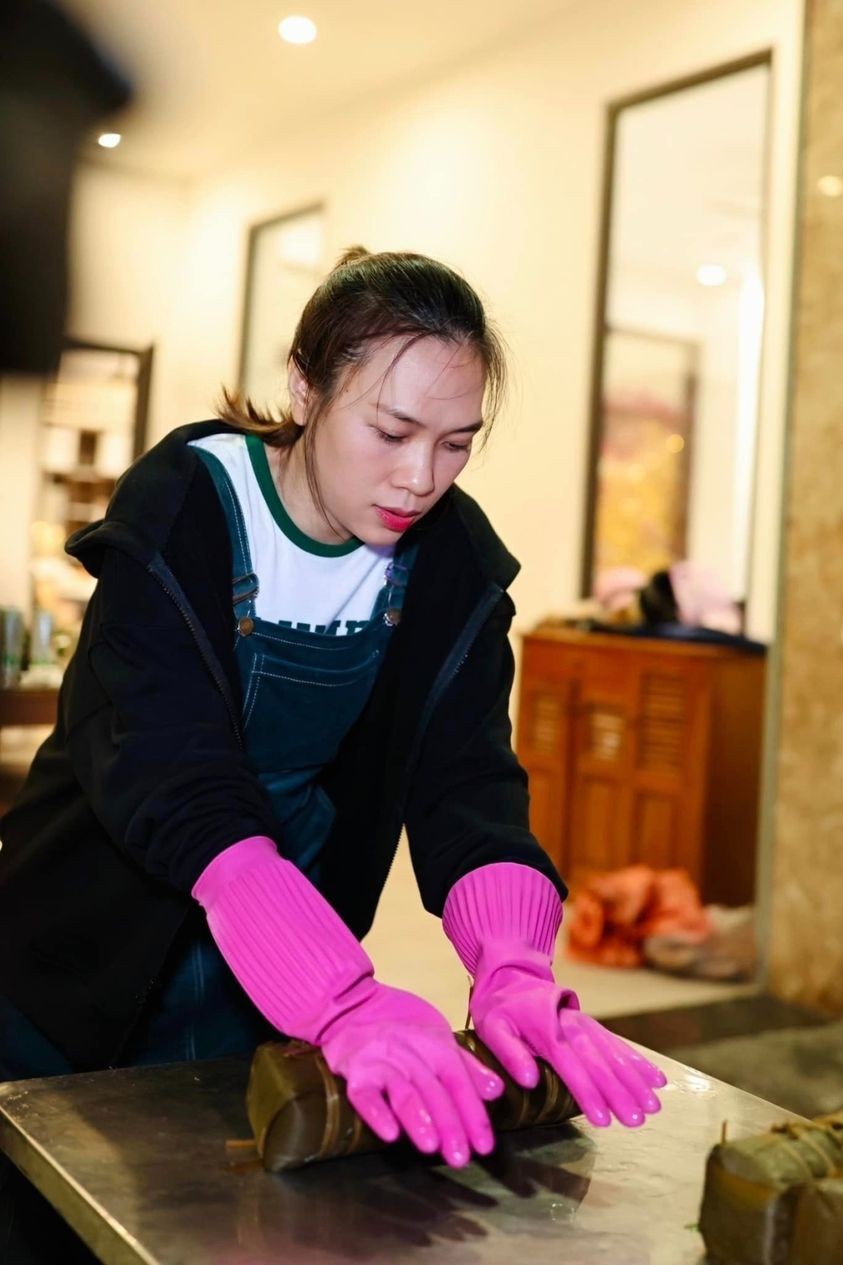 Sao Việt gói bánh chưng... Sao Việt gói bánh chưng...