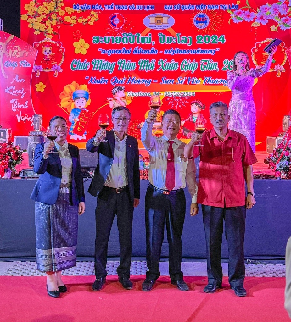 Ấm áp chương trình ‘Xuân quê hương - San sẻ yêu thương’ tại Lào Ấm áp chương trình ‘Xuân quê hương - San sẻ yêu thương’ tại Lào