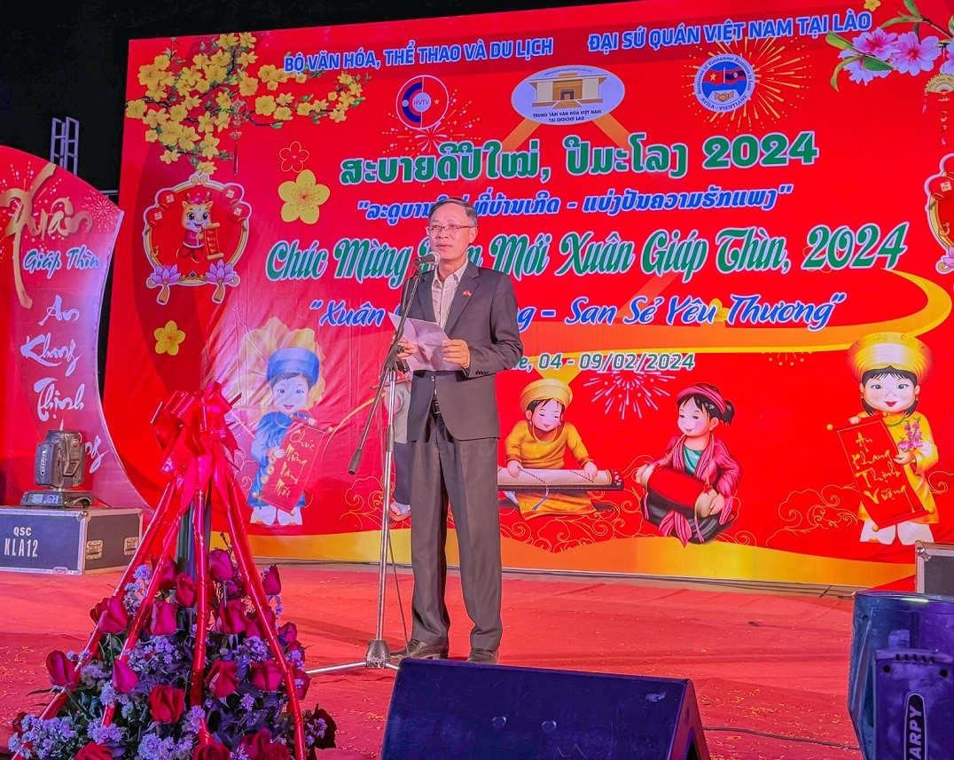 Ấm áp chương trình ‘Xuân quê hương - San sẻ yêu thương’ tại Lào Ấm áp chương trình ‘Xuân quê hương - San sẻ yêu thương’ tại Lào