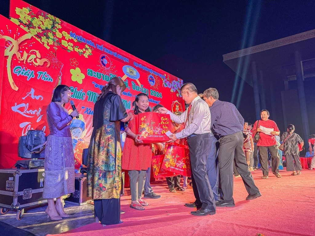 Ấm áp chương trình ‘Xuân quê hương - San sẻ yêu thương’ tại Lào Ấm áp chương trình ‘Xuân quê hương - San sẻ yêu thương’ tại Lào