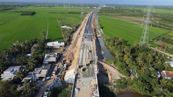 Thi công xuyên Tết trên công trường dự án cao tốc Bắc-Nam đoạn Cần Thơ - Hậu Giang. Ảnh: Huy Hùng – TTXVN