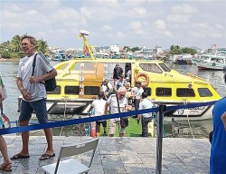 Ngày 30 Tết Giáp Thìn, gần 2.000 du khách châu Âu tham quan đảo ngọc Phú Quốc