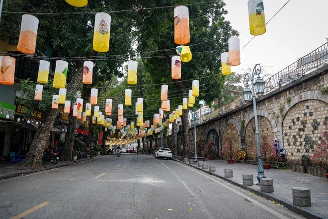 Con đường bích họa Phùng Hưng vắng vẻ. (Ảnh: Minh Hiếu/Vietnam+)