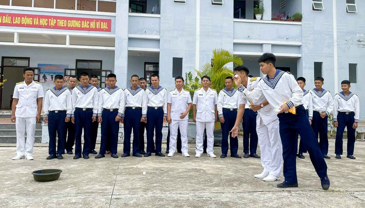 Các chiến sĩ hải quân chào cờ đầu năm, đua xuồng, nhảy bao bố… đón Xuân Giáp Thìn