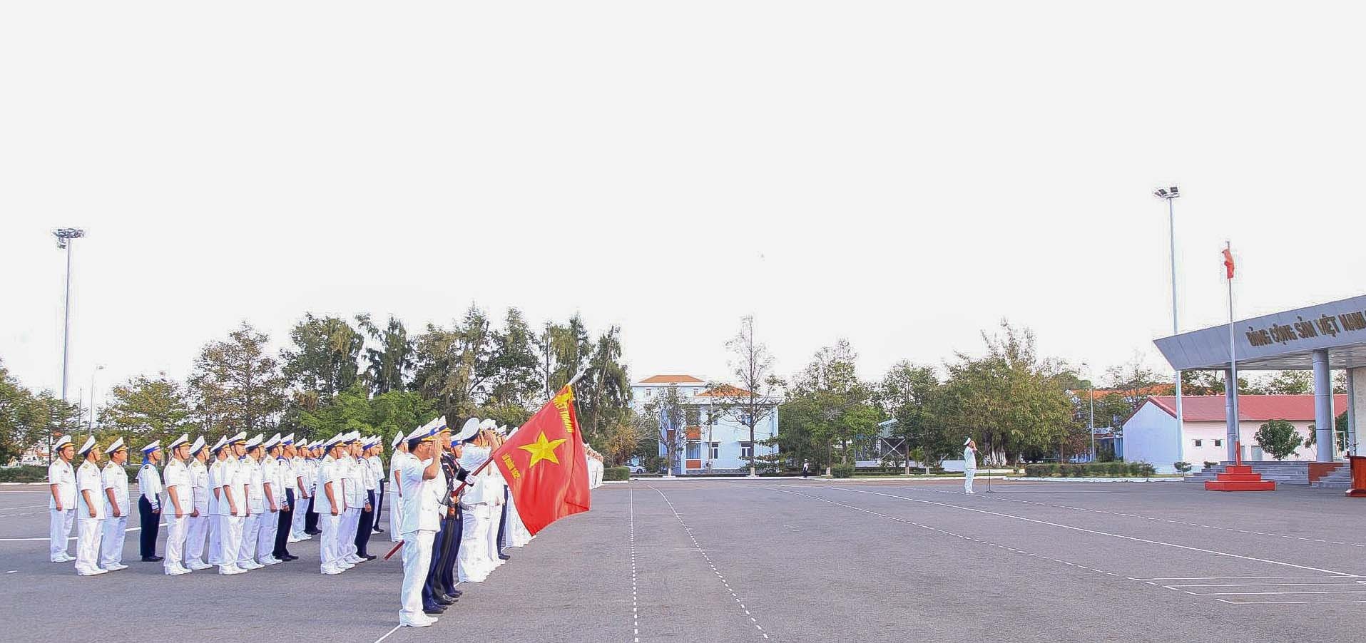 Các chiến sĩ hải quân chào cờ đầu năm, đua xuồng, nhảy bao bố… đón Xuân Giáp Thìn