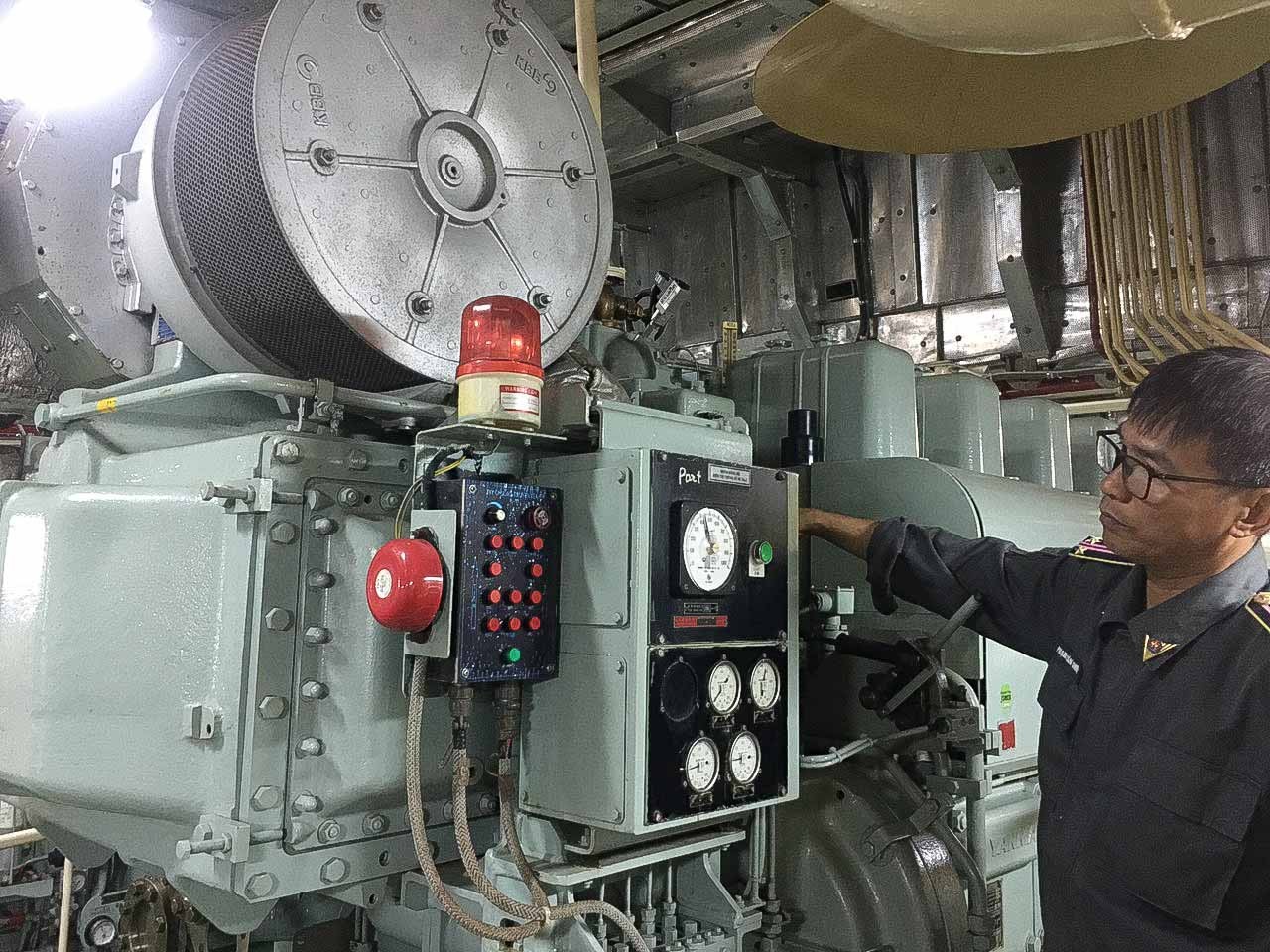 Các chiến sĩ hải quân chào cờ đầu năm, đua xuồng, nhảy bao bố… đón Xuân Giáp Thìn