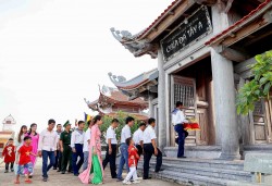 Cùng quân và dân quần đảo Trường Sa đi chùa, chơi trò chơi dân gian dịp đầu Năm mới