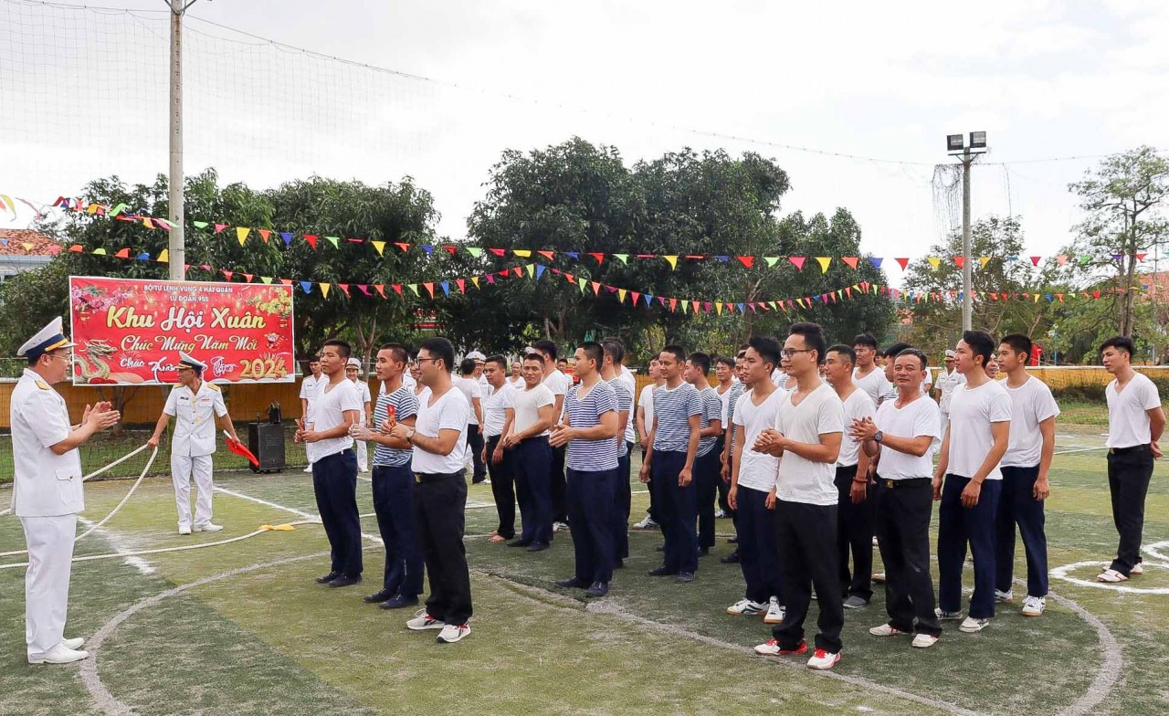 Các chiến sĩ hải quân chào cờ đầu năm, đua xuồng, nhảy bao bố… đón Xuân Giáp Thìn