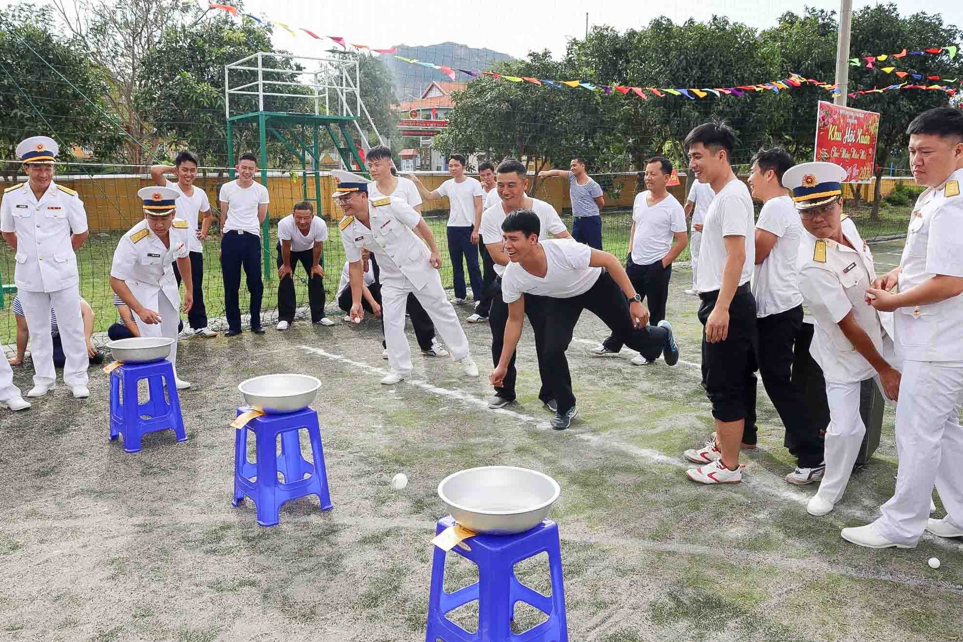 Các chiến sĩ hải quân chào cờ đầu năm, đua xuồng, nhảy bao bố… đón Xuân Giáp Thìn