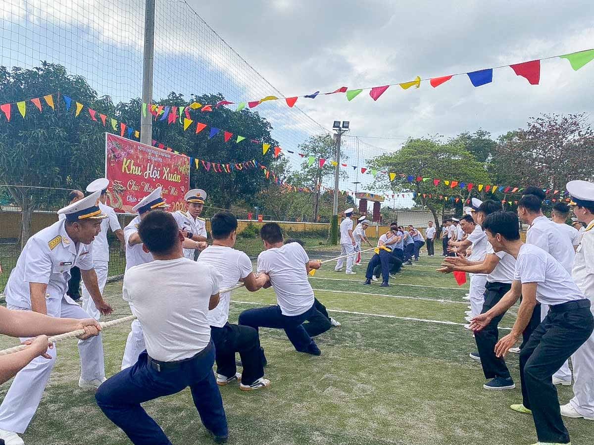 Các chiến sĩ hải quân chào cờ đầu năm, đua xuồng, nhảy bao bố… đón Xuân Giáp Thìn