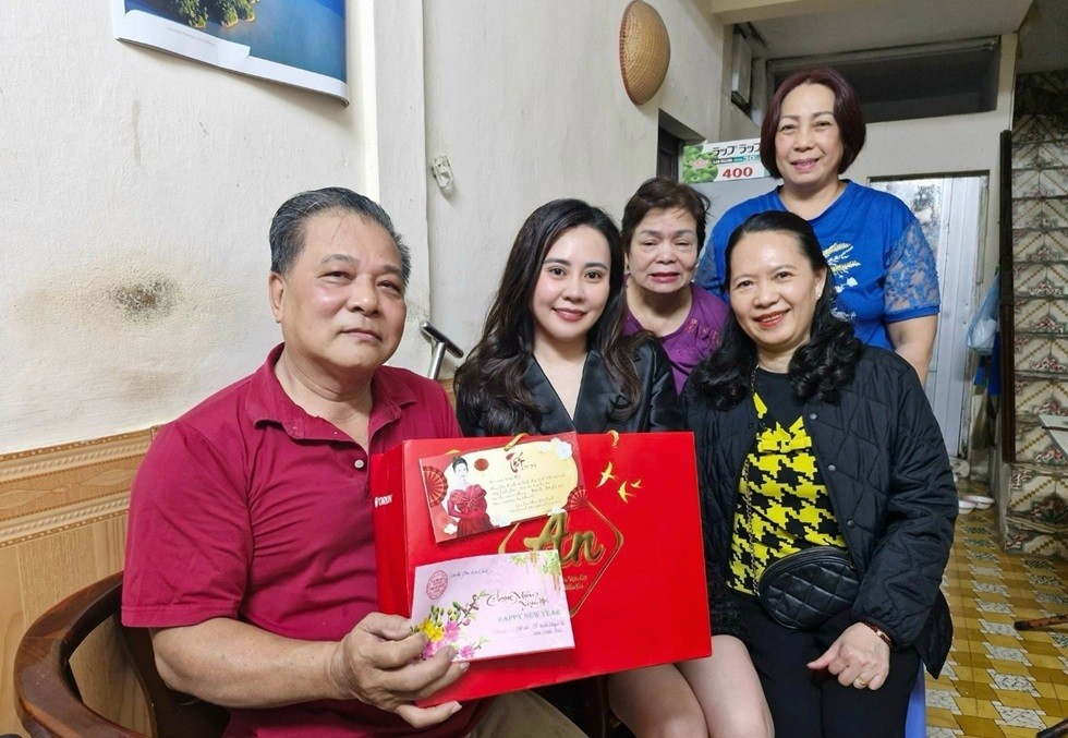 Hoa hậu Phan Kim Oanh rạng ngời trong sắc Xuân Giáp Thìn 2024 Hoa hậu Phan Kim Oanh rạng ngời trong sắc Xuân Giáp Thìn 2024