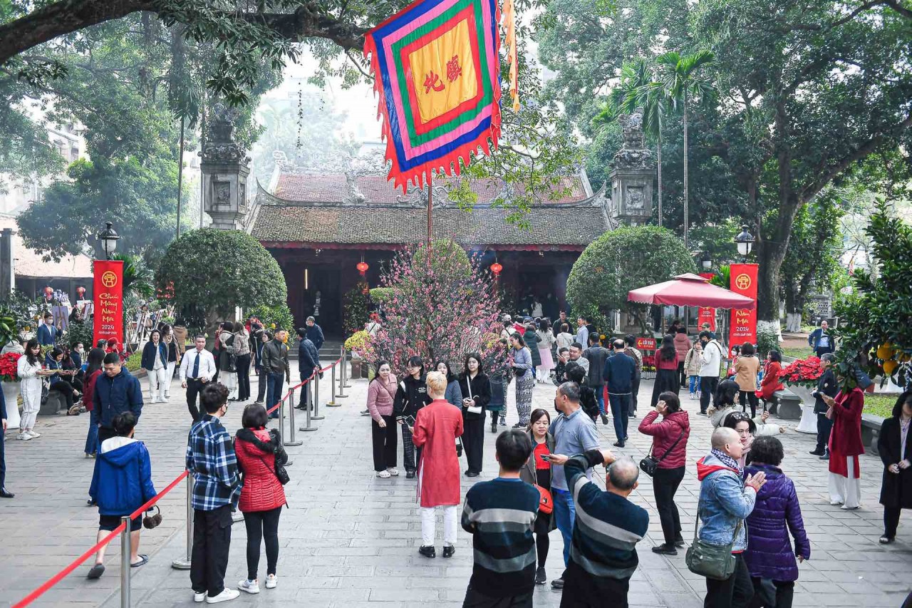 Người dân Hà Nội nô nức đi lễ đầu năm mới