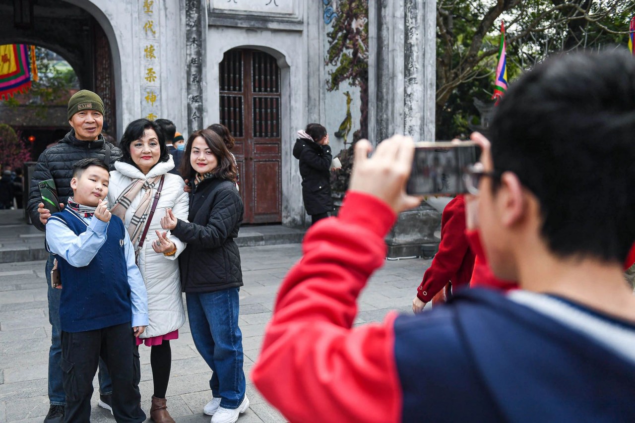 Người dân Hà Nội nô nức đi lễ đầu năm mới