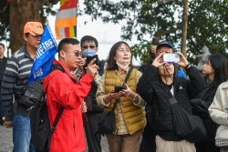 Người dân Hà Nội nô nức đi lễ đầu năm mới