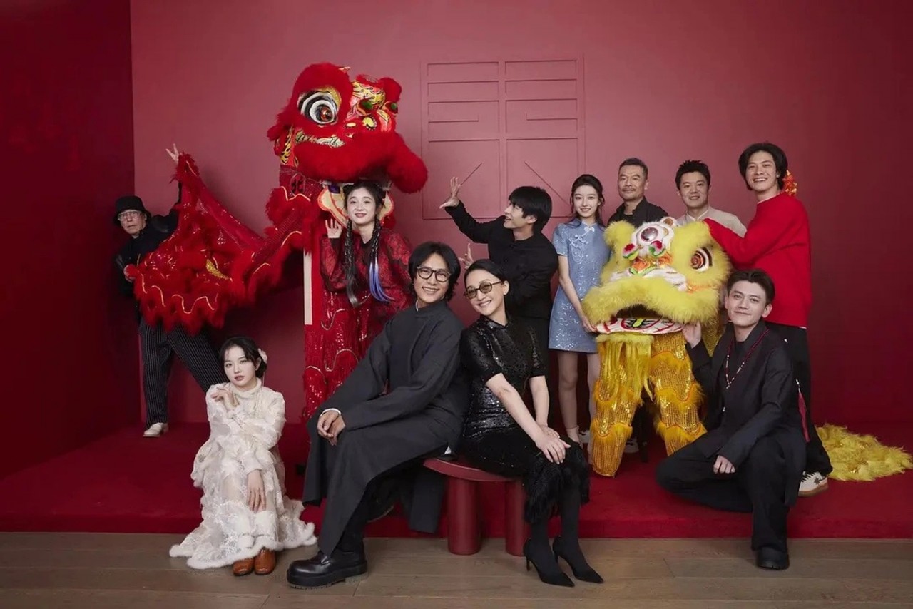 Cbiz: Châu Tấn và Trần Khôn chụp ảnh mừng năm mới Giáp Thìn 2024