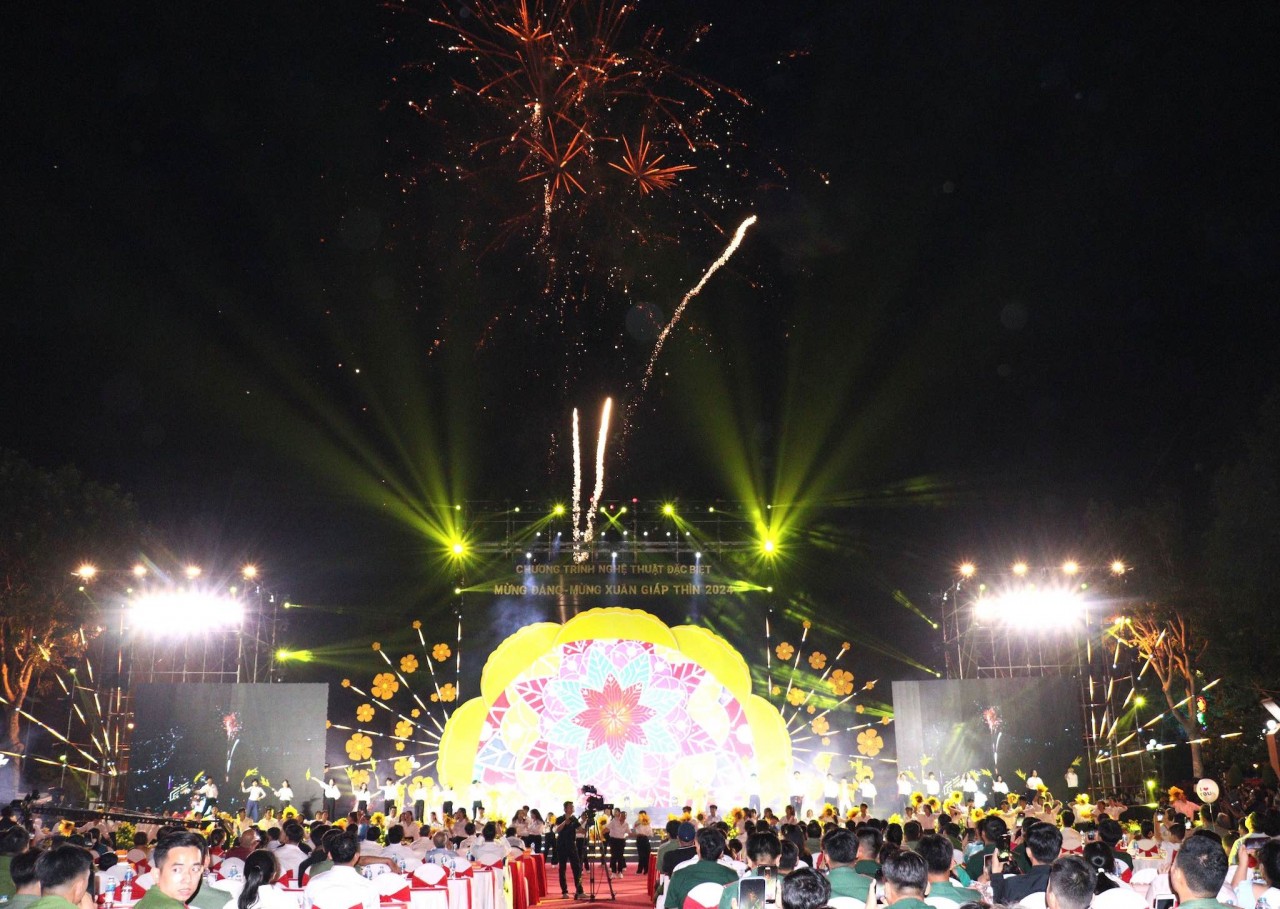 Người dân vừa thưởng thức văn nghệ vừa xem pháo hoa đón Giao thừa. (Ảnh: Lê Thúy Hằng/TTXVN)
