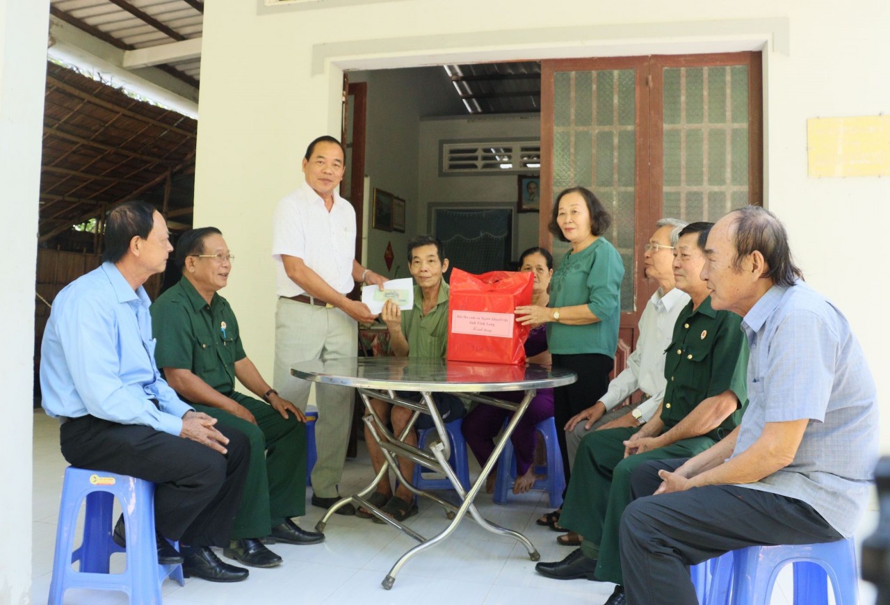 Hội Nạn nhân chất độc da cam/dioxin, người khuyết tật và bảo trợ xã hội tỉnh Vĩnh Long phối hợp với Hội doanh nhân cựu chiến binh trao quà tết cho người dân. (Ảnh: Lê Thúy Hằng/TTXVN)