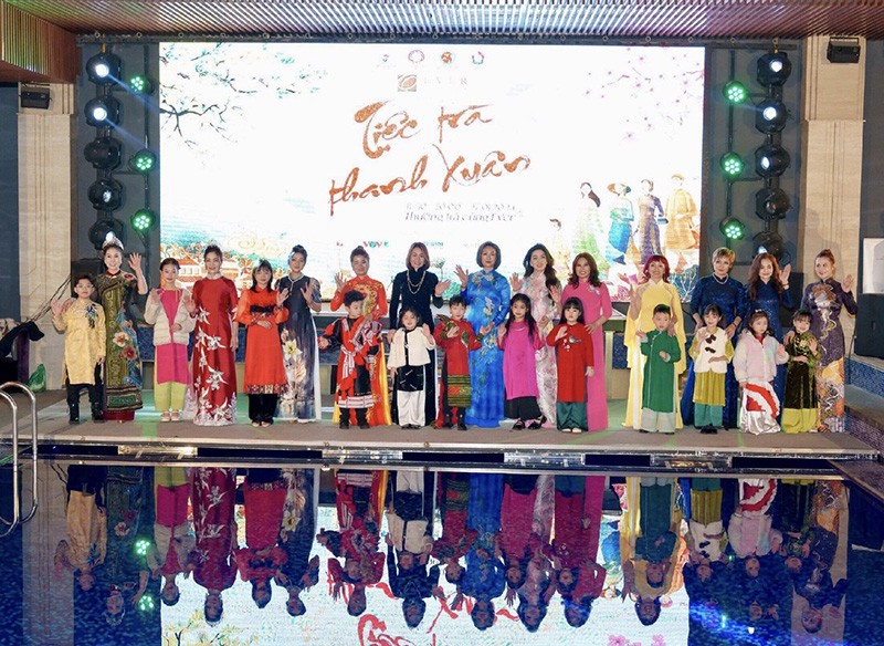 Đại diện các quý Phu nhân châu Âu tham dự và trình diễn tại “Tiệc trà thanh xuân”.