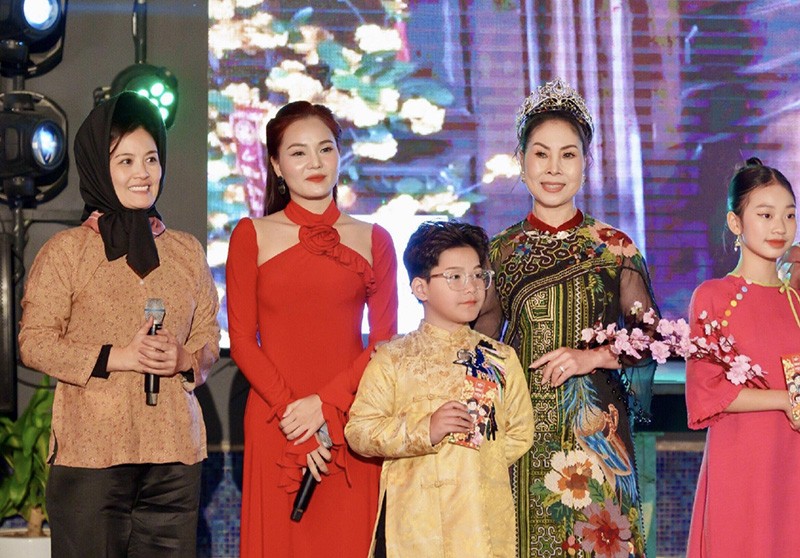 NSƯT – Diễn viên Hoa Thúy (Ngoài cùng bên trái) trong vai Mẹ đón những người con xa Xứ trở về đón Tết nguyên đán.