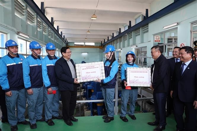 Thủ tướng Phạm Minh Chính thăm, chúc Tết công nhân, người lao động Nhà máy nước Yên Phụ. Ảnh: Dương Giang – TTXVN