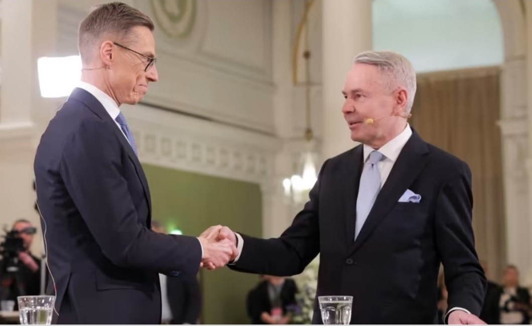 Ông Pekka Haavisto (phải) chúc mừng ông Alexander Stubb (trái) chiến thắng hôm 11/2. (Ảnh chụp lại từ Yle) Ông Pekka Haavisto (phải) chúc mừng ông Alexander Stubb (trái) chiến thắng hôm 11/2. (Ảnh chụp lại từ Yle)
