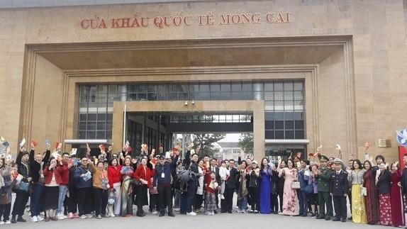 TP. Móng Cái chào đón đoàn khách quốc tế đầu tiên năm Giáp Thìn 2024