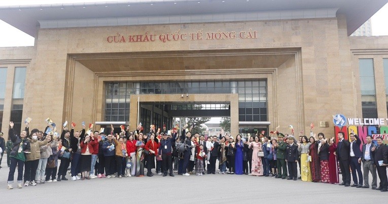 TP. Móng Cái chào đón đoàn khách quốc tế đầu tiên năm Giáp Thìn 2024 TP. Móng Cái chào đón đoàn khách quốc tế đầu tiên năm Giáp Thìn 2024