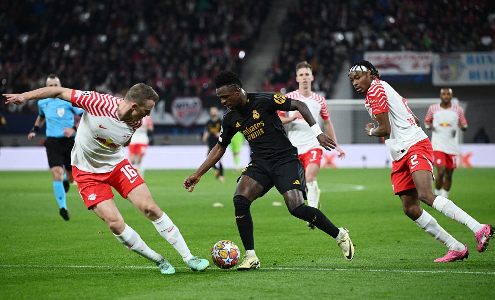 Vinicius giữa vòng vây hậu vệ đội chủ nhà RB Leipzig. 