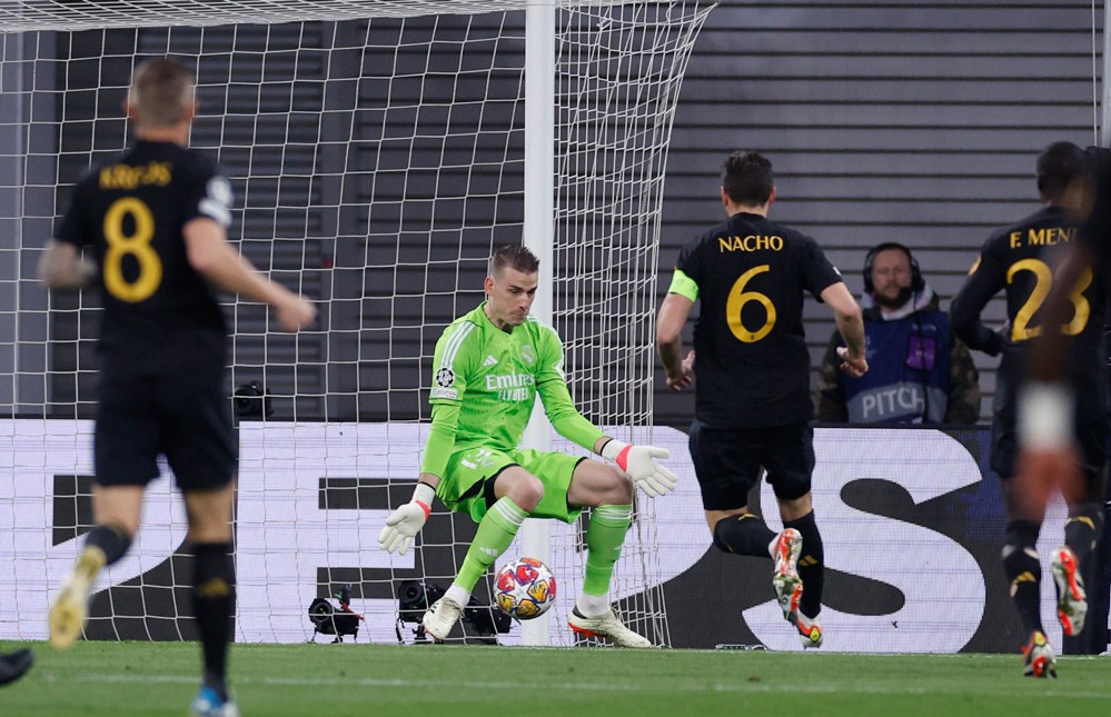 Khoảng thời gian tiếp theo, thủ môn Lunin hoạt động liên tục trước sức ép từ phía đội chủ nhà.