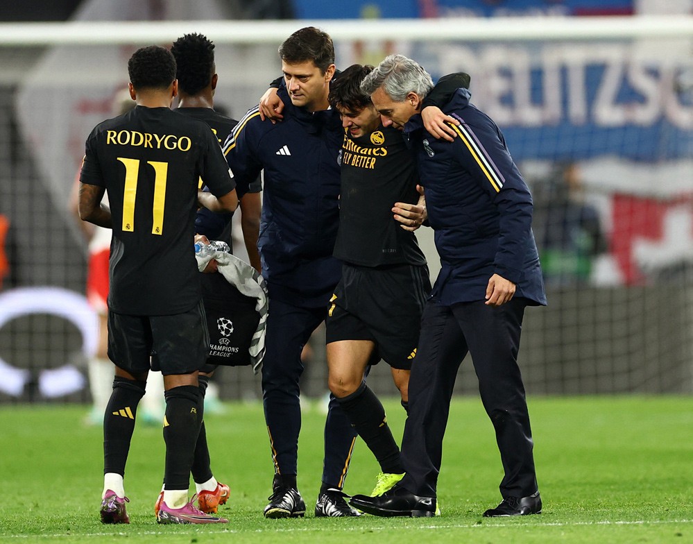 Brahim Diaz rời sân vì chấn thương.