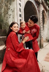 Hình ảnh vợ các cầu thủ nổi tiếng Việt Nam chọn áo dài đơn sắc đi chúc Tết du Xuân