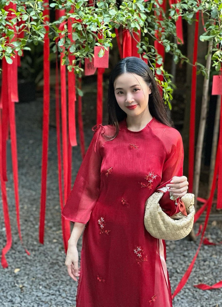 Midu tôn vóc dáng mảnh mai, vẻ đẹp dịu dàng với áo dài cách điệu tay lỡ đi du xuân, tụ họp bạn bè đầu năm.