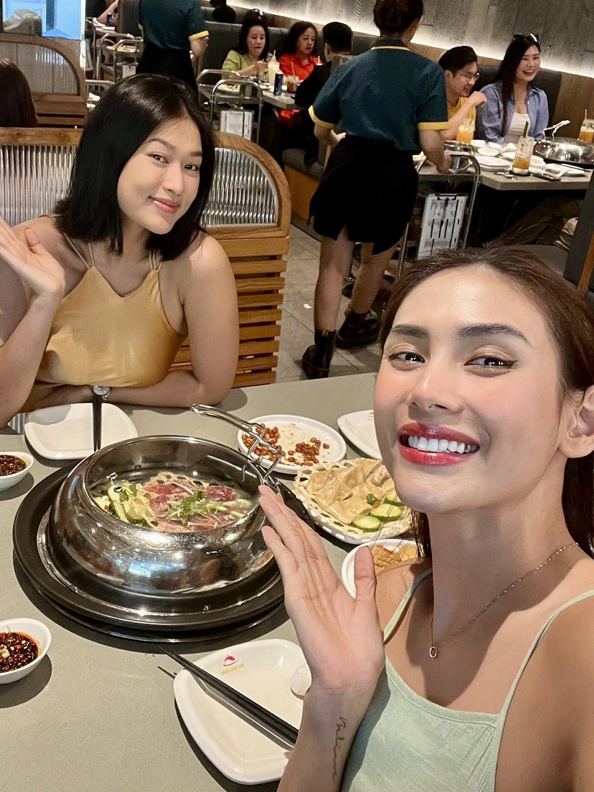 Siêu mẫu Võ Hoàng Yến tiết lộ cô và hoa hậu Đoàn Thiên Ân gọi tới 20 món khi hẹn nhau ăn nhà hàng.