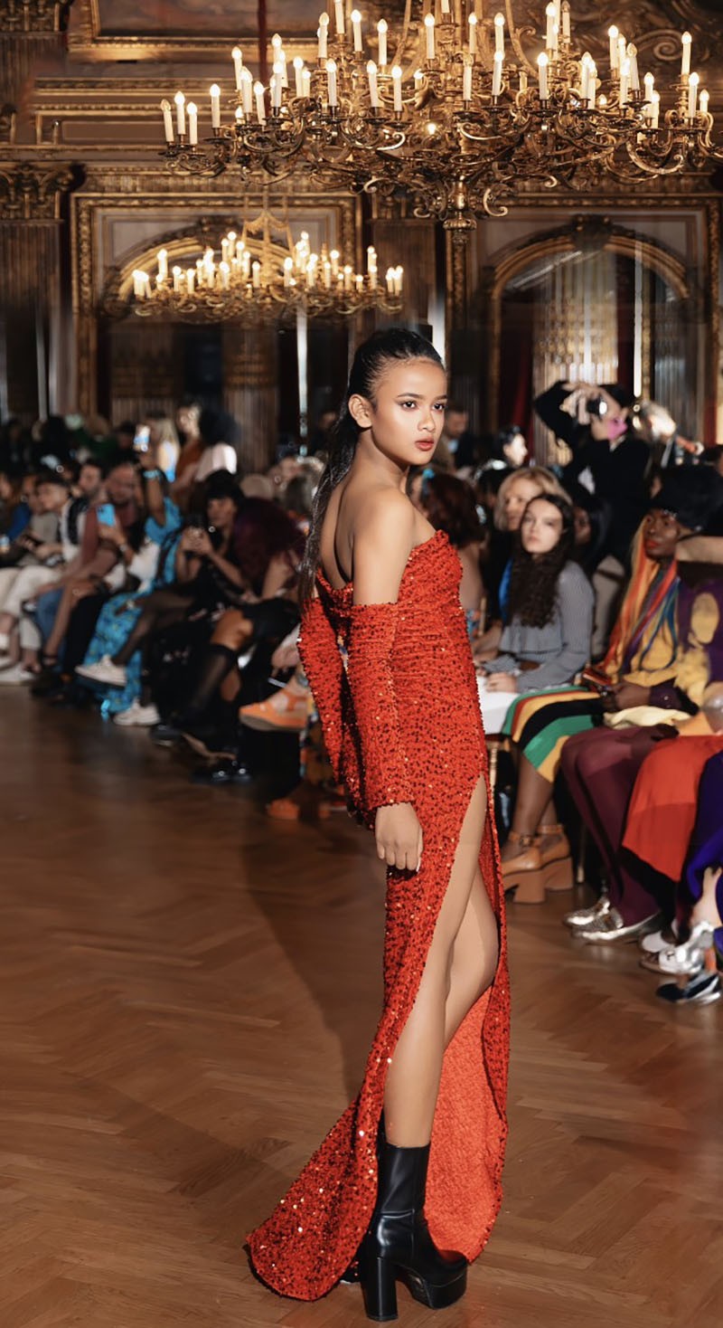 Laisha Dwi Aimee Mehrudeen trình diễn tại Paris Fasshion Week. Laisha Dwi Aimee Mehrudeen trình diễn tại Paris Fasshion Week.