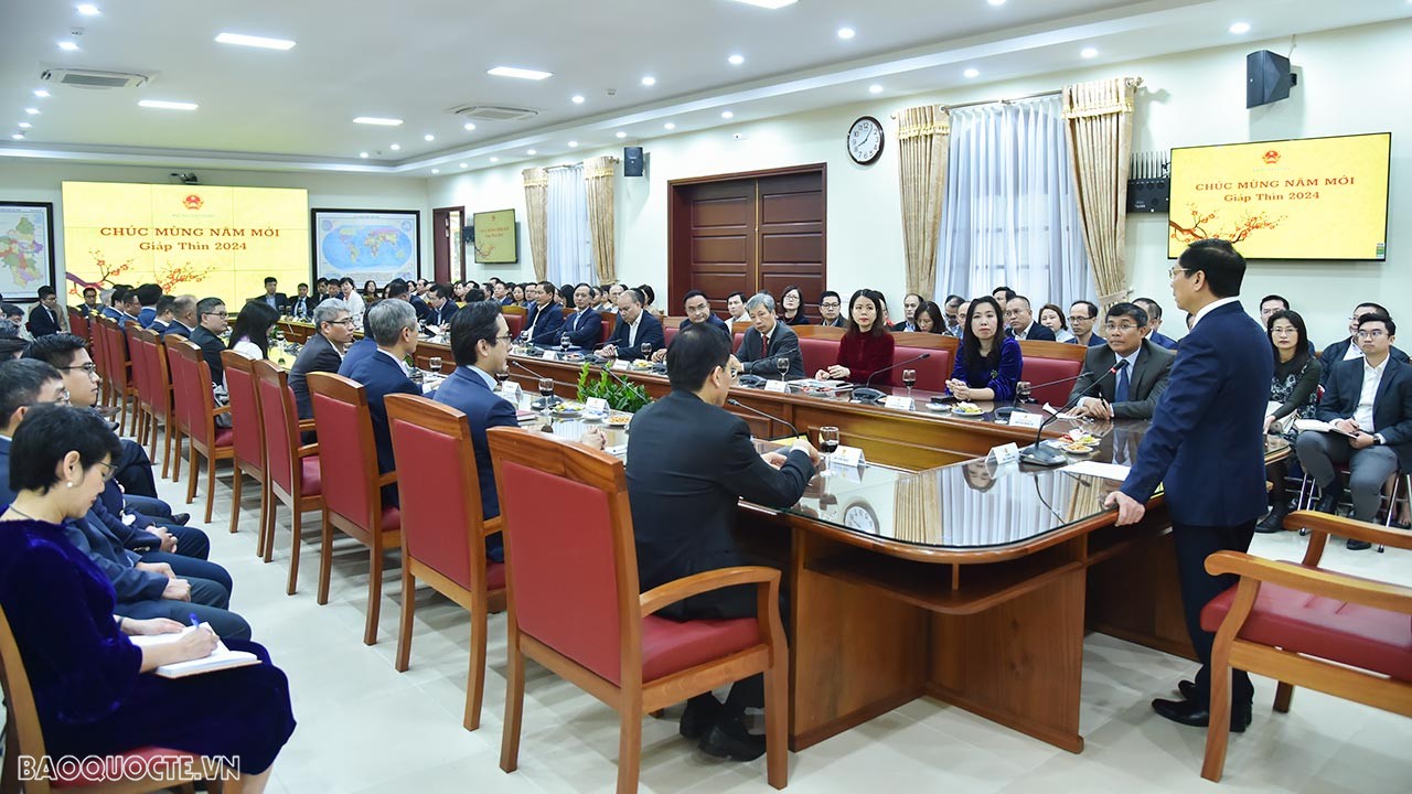 Ngày làm việc đầu tiên của năm mới Giáp Thìn 2024, Bộ trưởng Ngoại giao Bùi Thanh Sơn phát biểu ý kiến chỉ đạo toàn ngành Ngoại giao tiếp tục đoàn kết, bản lĩnh, trí tuệ, cầu thị, đổi mới, quyết tâm cao nhất đạt được những thành tựu mới. (Ảnh: Tuấn Anh) Ngày làm việc đầu tiên của năm mới Giáp Thìn 2024, Bộ trưởng Ngoại giao Bùi Thanh Sơn phát biểu ý kiến chỉ đạo toàn ngành Ngoại giao tiếp tục đoàn kết, bản lĩnh, trí tuệ, cầu thị, đổi mới, quyết tâm cao nhất đạt được những thành tựu mới. (Ảnh: Tuấn Anh)