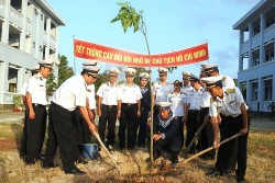 Lan tỏa phong trào trồng cây xanh trong lực lượng hải quân đầu năm mới